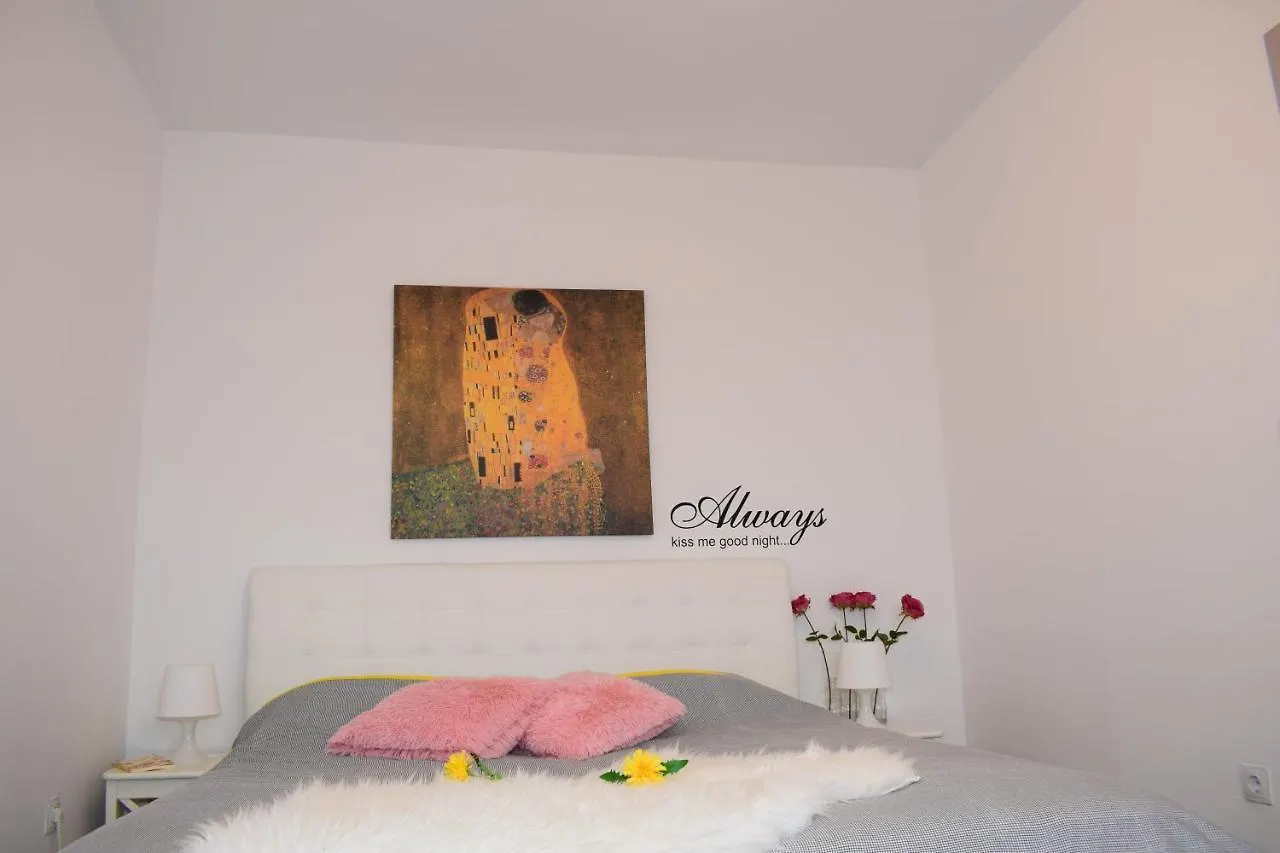 Apartment Trixi Pula 0*,